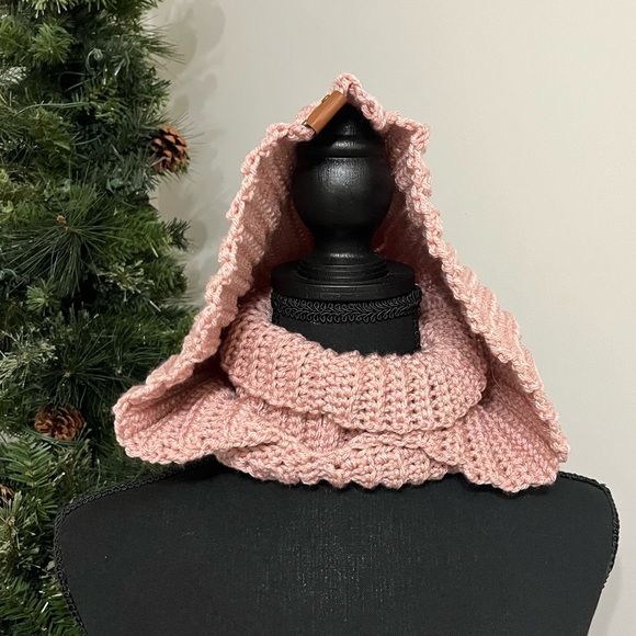 KNANA KNOTS crochet balaclava hooded scarf. Perfect winter ski gear - Picture 2 of 3